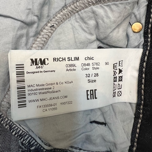 MAC Rich Jeans crop style with gold side zipper. - Picture 6 of 10